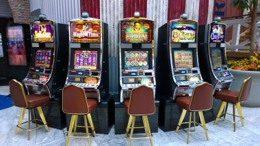 Mobile phone displaying ave189 live roulette table with dealer and betting interface